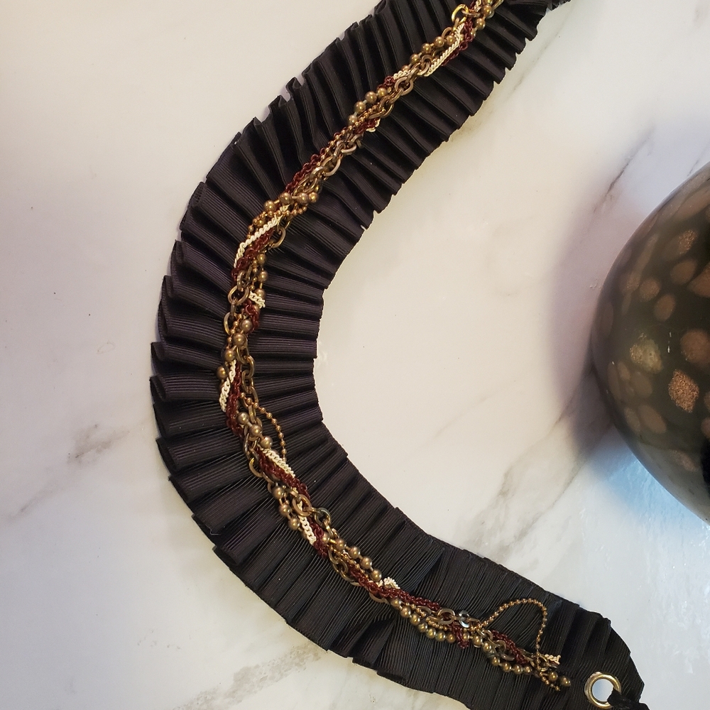 BLACK PLEATED BIB NECKLACE OR BELT